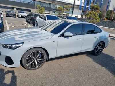 BMW 5-Series 2024, 23681 км, за 48430.07 USD