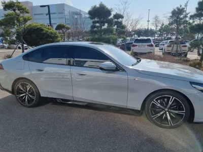 BMW 5-Series 2024, 23681 км, за 48430.07 USD