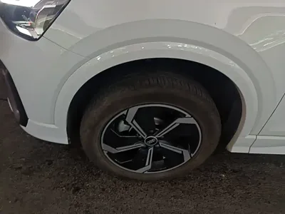 Audi Q2L e-tron