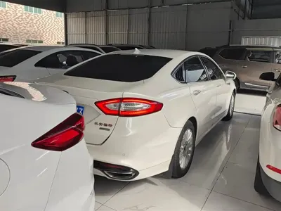 Ford Mondeo 2015, 104100 км, за 5212.83 USD