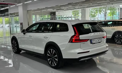 Volvo V60 2025, 1400 км, за 33153.47 USD - фото 17