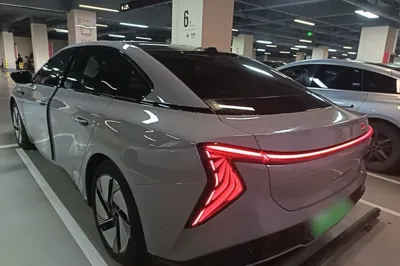 Hongqi EH7 2025, 13100 км, за 21645 USD