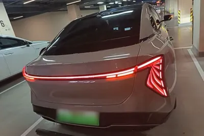 Hongqi EH7 2025, 13100 км, за 21645 USD