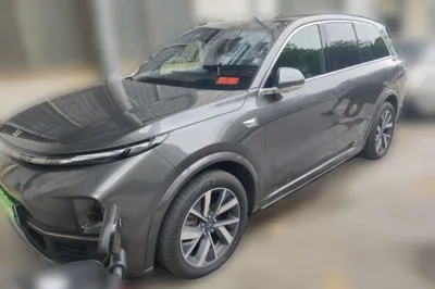 Li Auto L8 · 2023 год