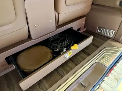 Mercedes-Benz V-Class 2021, 60000 км, за 37962.77 USD - фото 16