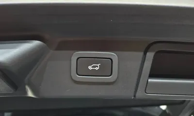 Land Rover Range Rover Velar 2018, 75675 км, за 21433.24 USD - фото 18