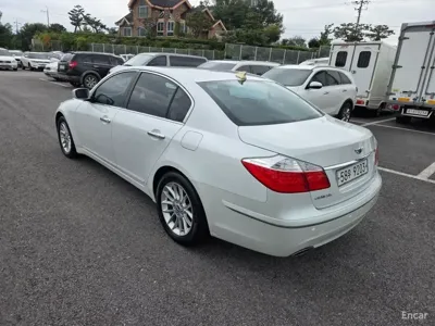 Hyundai Genesis 2010, 130000 км, за 3120.33 USD