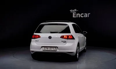 Volkswagen Golf 2016, 140642 км, за 6055.87 USD