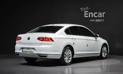 Volkswagen Passat 2018, 86168 км, за 10158.23 USD