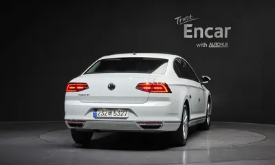 Volkswagen Passat 2018, 86168 км, за 10158.23 USD