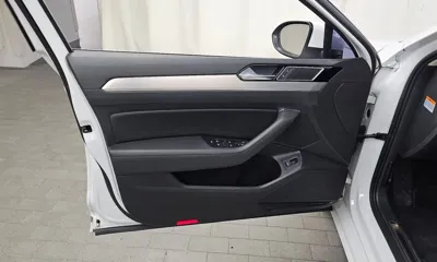 Volkswagen Passat 2018, 86168 км, за 10158.23 USD - фото 24
