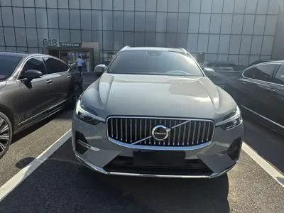 Volvo XC60 2025, 7100 км, за 28473.44 USD