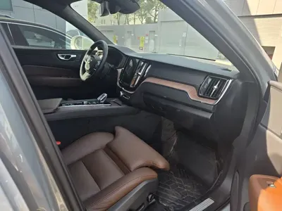 Volvo XC60 2025, 7100 км, за 28473.44 USD