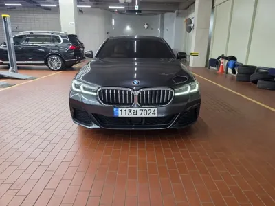 BMW 5-Series 2022, 29909 км, за 24287.78 USD