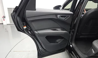 Audi Q4 e-tron 2023, 29820 км, за 24419.06 USD - фото 25