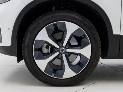 Volvo XC40 2025, 5001 км, за 27826.34 USD