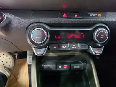 Kia Stonic 2018, 97104 км, за 7020.73 USD - фото 14