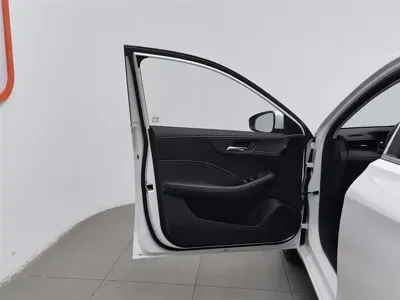 Roewe i5 2023, 10500 км, за 5430.18 USD - фото 8
