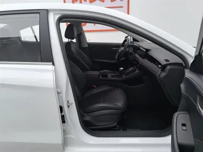 Roewe i5 2023, 10500 км, за 5430.18 USD - фото 23