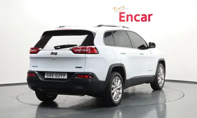 Jeep Cherokee 2016, 105053 км, за 4820.85 USD