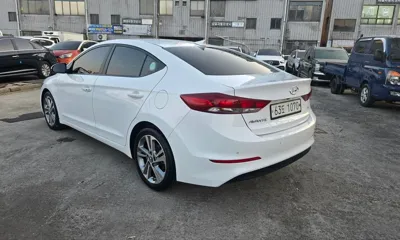 Hyundai Avante 2018, 80994 км, за 7870.55 USD