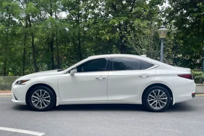 Lexus ES 2023, 23300 км, за 31395 USD