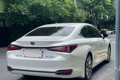 Lexus ES 2023, 23300 км, за 31395 USD
