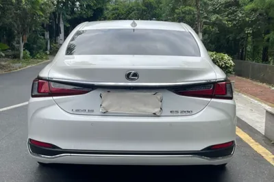 Lexus ES 2023, 23300 км, за 31395 USD