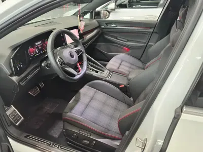 Volkswagen Golf GTI 2023, 23000 км, за 22661.28 USD