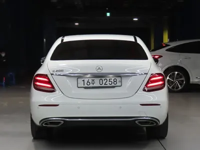 Mercedes-Benz E-Class 2017, 82000 км, за 12899.03 USD