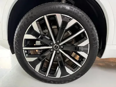 Volvo XC90 2025, 4795 км, за 53420.22 USD