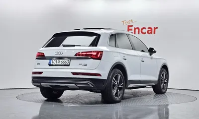 Audi Q5 2021, 38353 км, за 24664.57 USD
