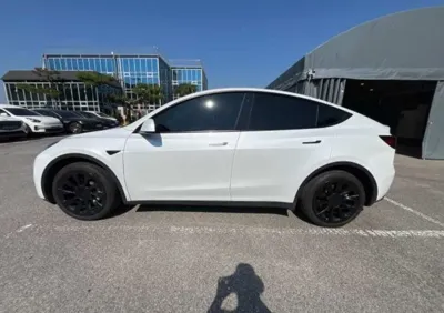 Tesla Model Y 2023, 39228 км, за 5869.91 USD