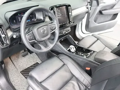 Volvo XC40 2023, 14385 км, за 24156.49 USD - фото 11