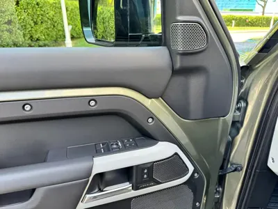 Land Rover Defender 2024, 5300 км, за 83200.85 USD - фото 8