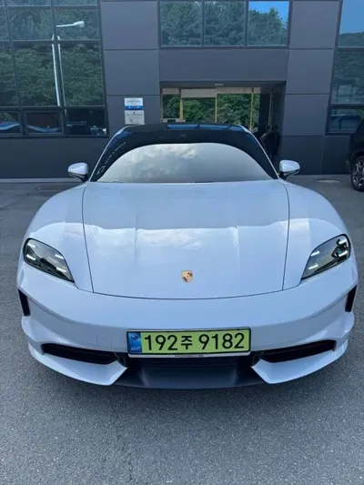 Porsche Taycan 2025, 12180 км, за 98230.64 USD