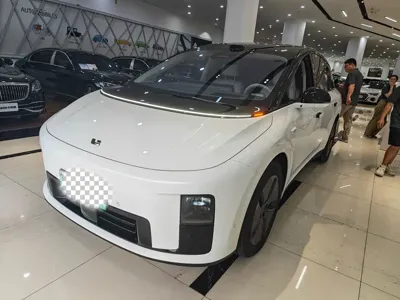 Li Auto 理想i8 · 2025 год