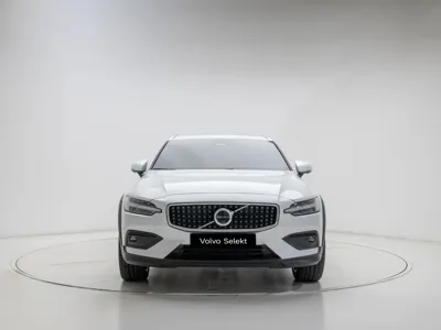 Volvo V60 2025, 2792 км, за 33149.53 USD
