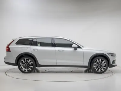 Volvo V60 2025, 2792 км, за 33149.53 USD