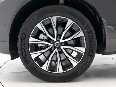 Volvo XC60 2025, 4711 км, за 37053.88 USD