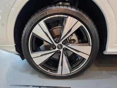 Audi Q5 2025, 2227 км, за 37703.95 USD