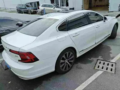 Volvo S90 2020, 33000 км, за 21364.67 USD