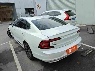 Volvo S90 2020, 33000 км, за 21364.67 USD