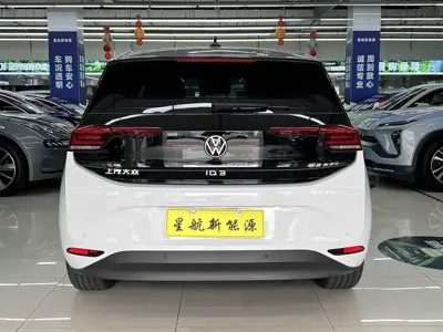 Volkswagen ID.3 2025, 6000 км, за 14243.4 USD