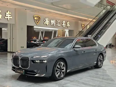 BMW i7 · 2023 год