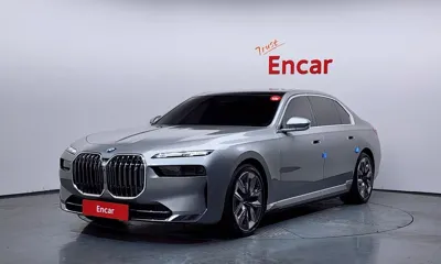 BMW i7 · 2023 год