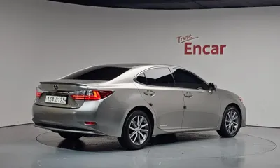 Lexus ES 2017, 135113 км, за 15819.88 USD