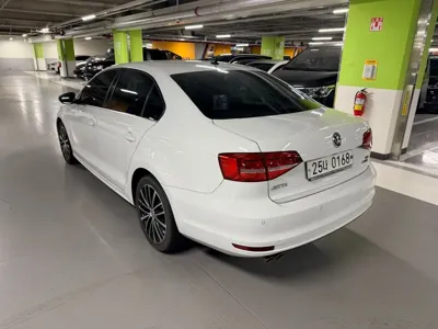 Volkswagen Jetta 2015, 93005 км, за 4225.44 USD