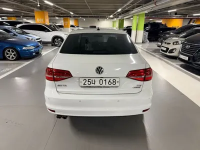 Volkswagen Jetta 2015, 93005 км, за 4225.44 USD