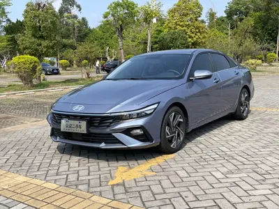 Hyundai Elantra · 2025 год